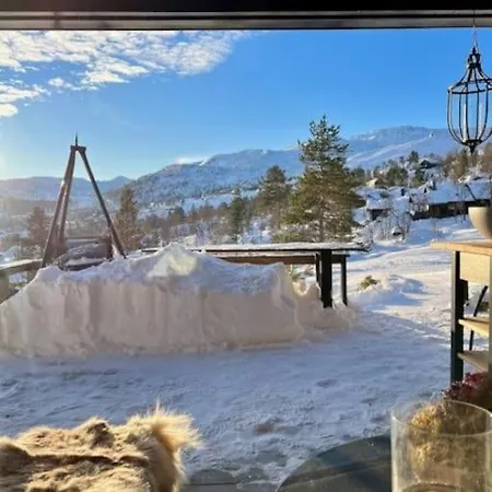 Hytte Med Nydelig Utsikt